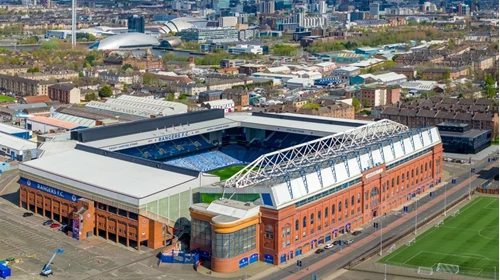 Beeindruckende Luftaufnahme des Ibrox Stadiums mit seiner ikonischen roten Backsteinfassade. Ein absolutes Highlight bei einer Groundhopping-Reise nach Schottland.
